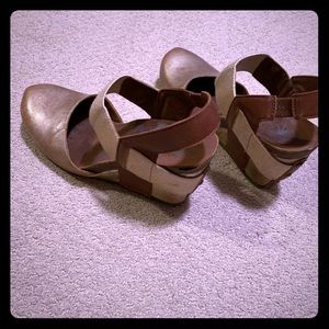 OTBT leather wedge heels. EUC. Size 8.5.